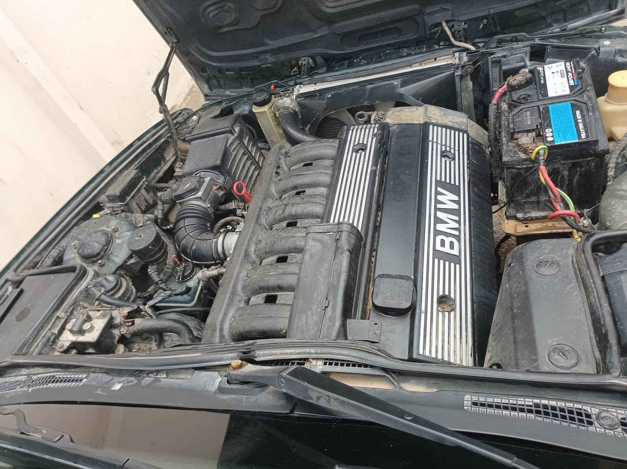 السلام عليكم سيارة BMW 520 موديل 88 محرك كبس  مصبوغة عام رقم دولي نينوى باسمي انا الشرعي كابون بانزين بيها ورقي بعد مامحول عالالكتروني بدون تبريد فول عادي السيارة طخم امامي مستحق تعمير الخلفي نضيف تايرات نص عمر محرك اسم تبخير بدون تنقيص ولا صرف من تبديله التبديله باتري جديد سيارة كدام العين سعر 40 وبيها مجال للطيبين مكلف بالنشر رقم صاحب السيارة *********** بي واتساب
