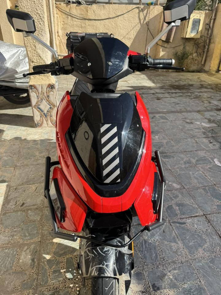 ‏سلام عليكم دراجة شحن للبيع  ‏كلها شغالة نظافتها فول ست بطاريات سرعتها 76 ‏سعرها 900 وبيها  مجال العنوان بغداد الشعب ***********
