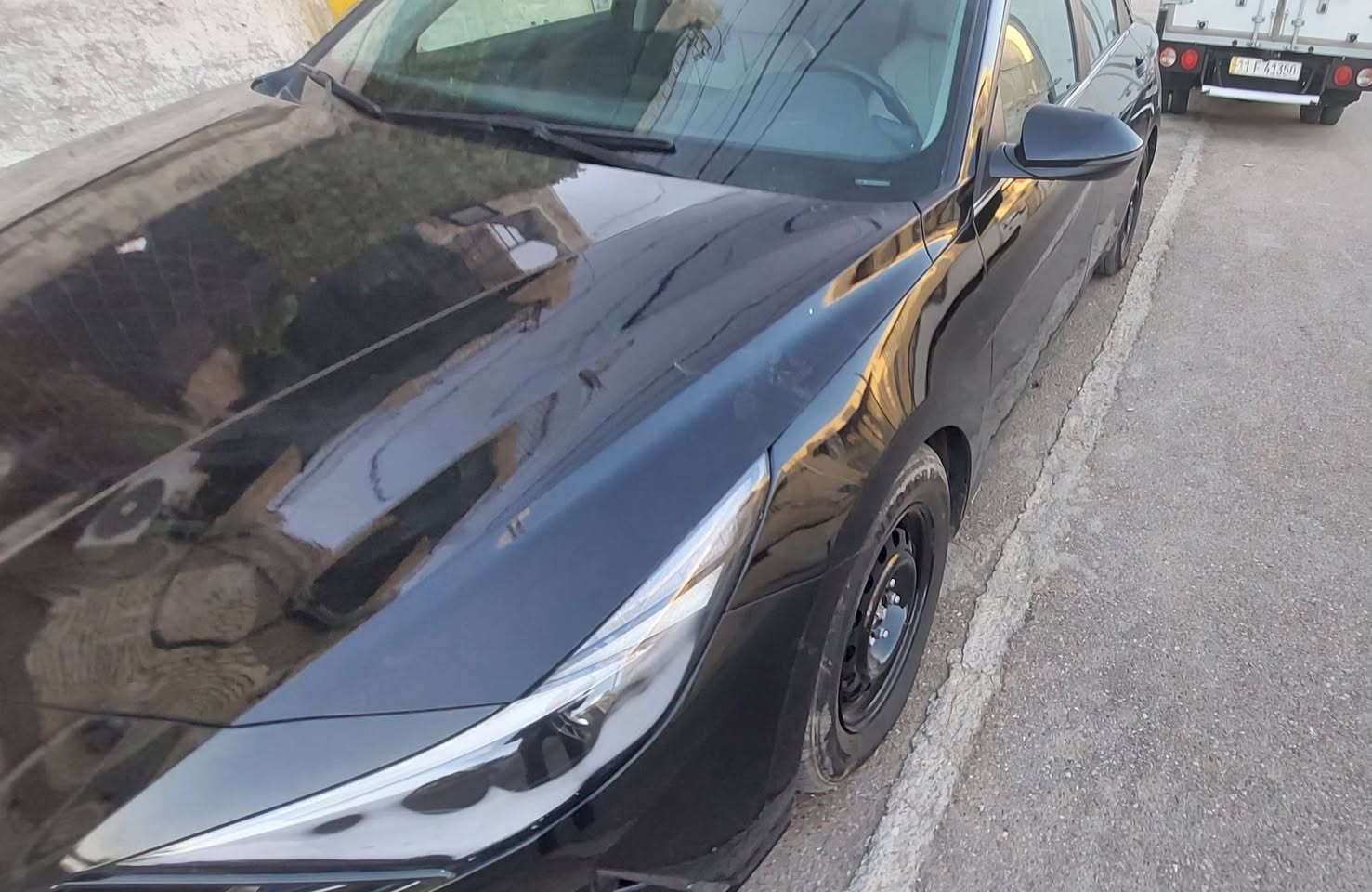 السلام عليكم 
من رخصت مدير الكروب
النترا 2023 وارد امريكي 
فول مواصفات لمتد
داخل 3  ألوان 
جانت صفره ورجعتها لونها الاصلي 
صبغ درجه اولى  
رقم بغداد مرقمه جديد 
صور الحادث بالمنشور
تخم تاير جديد قبل كم يوم شديته 
السعر  ..135 وبيها مجال 
هاتف ***********
