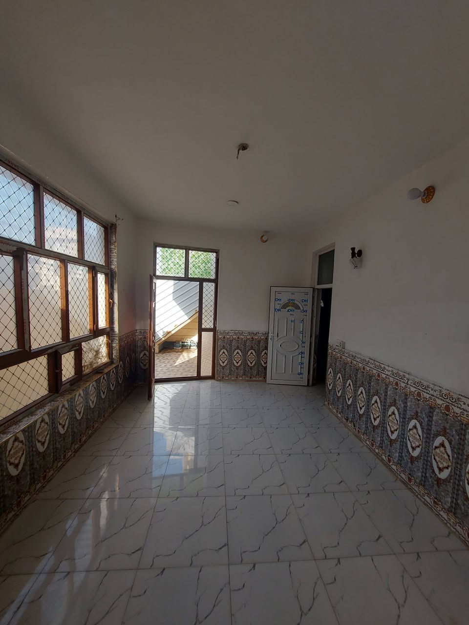 🏤 دار للأيجار ✅️ الموقع بعقوبة البحيرة ✅️ طابق أرضي ✅️ علما أن الطابق الثاني مؤجر
 ✅️ بناء حديث ✅️ موقع مميز 
🔥 ايجار الدار [[ ٤٠٠ ]] الف قابل للتفاوض ✅️ 
🔺️ مساحة ( ١٤٠ ) متر 
للاستفسار مع مكتب نجاح العميري للعقار ☎️
 موقع المكتب ⬅️ مدخل العزات مجاور اسواق نوتيلا الغذائية 🛒 او التواصل على الماسنجر او الواتساب على الرقم *********** 📞📞
