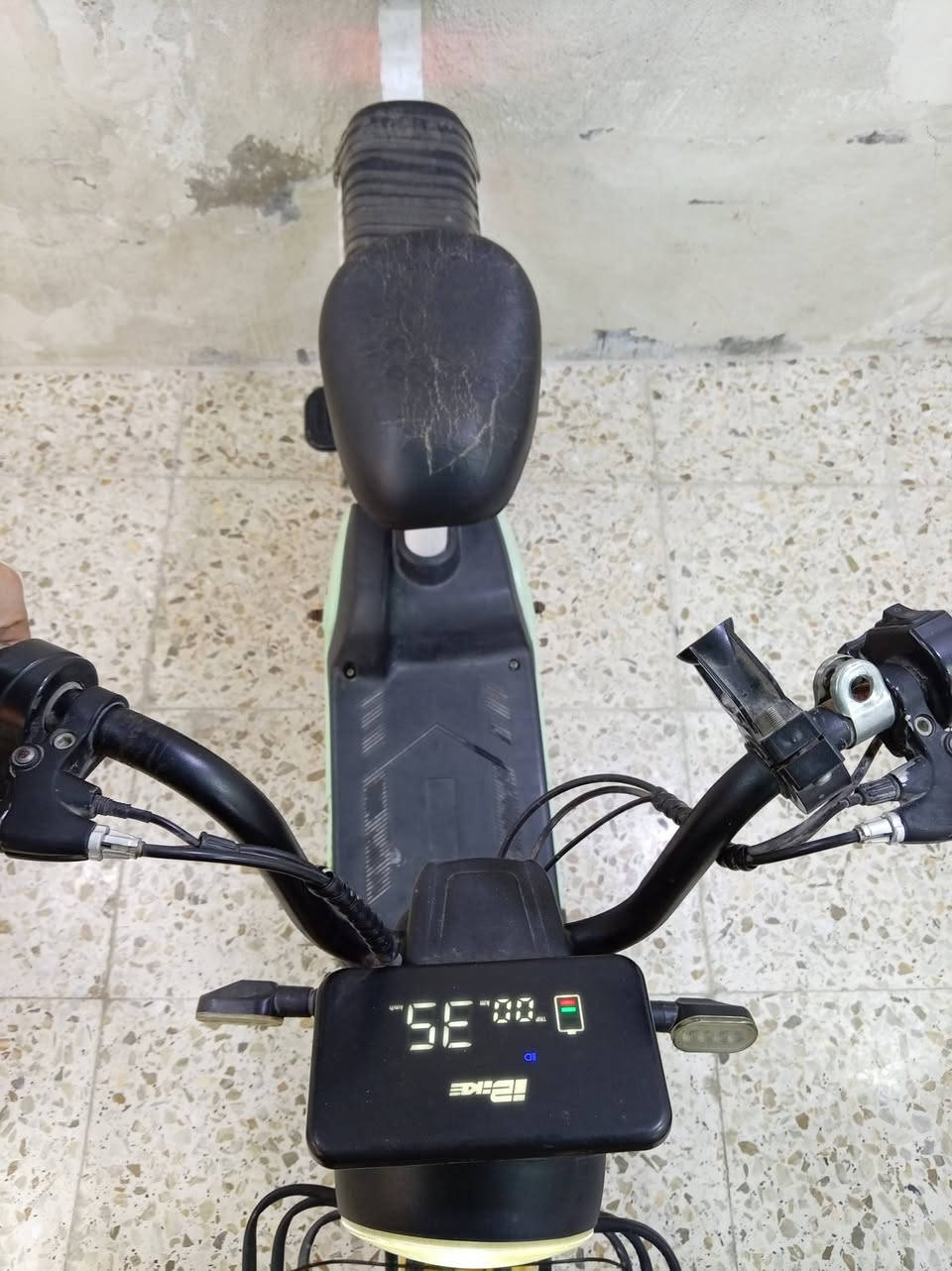 دراجه شحن للبيع دراجه كلش نضيفه وشغاله وباتريات جديدات صار سبوع من خليتهن عدد الباتريات 4 وشاحنه جديده وعقل جديد كلشي بيها جديد شاده وأصلي كهربائيات الدراجه كلهن شغالات اشاير يشتغلن امامي وخلفي الضوه الأمامي شغال شاشه شغاله الدراجه بيها 3سرع خفيف ومتوسط وسريع سرعه الدراجه كامله 35 تجي تفحص وتشوف يله تأخذها سعر الدراجه 190 وبيها مجال  للأستفسار الأتصال على *********** واتساب
