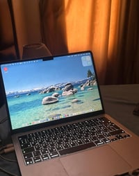 ماك بوك m4 • بطارية ٩١٪ • مع ملحقاته