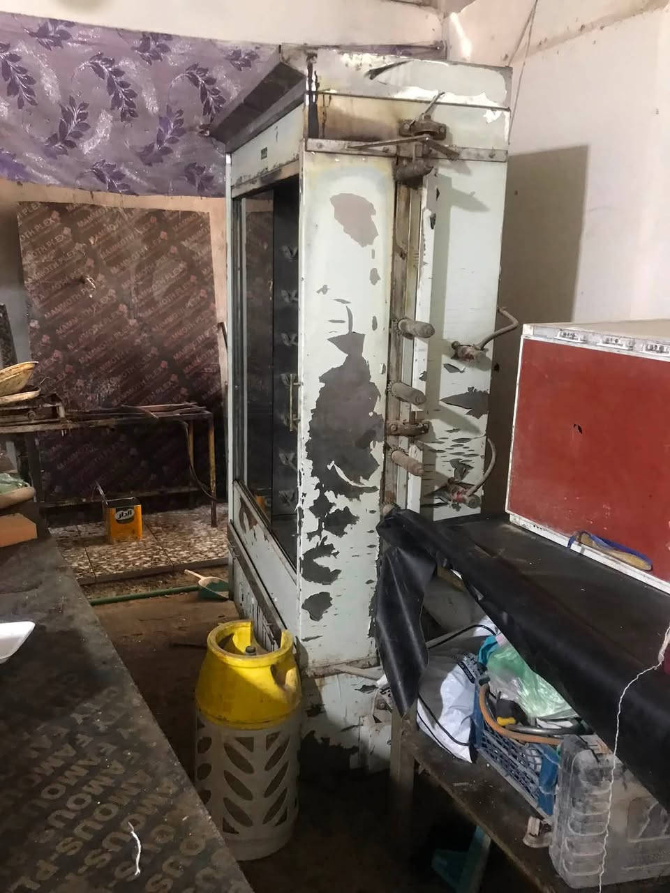 شوايه دجاج صناعه سوريه مع قنينه غاز بلاستك الشوايه متروكه ونضيفه نقص شيش واحد وجامه وحده بيه جامه وحده فقط الشوايه مع القنينه٧٠٠  الاتصال على الرقم. ***********
