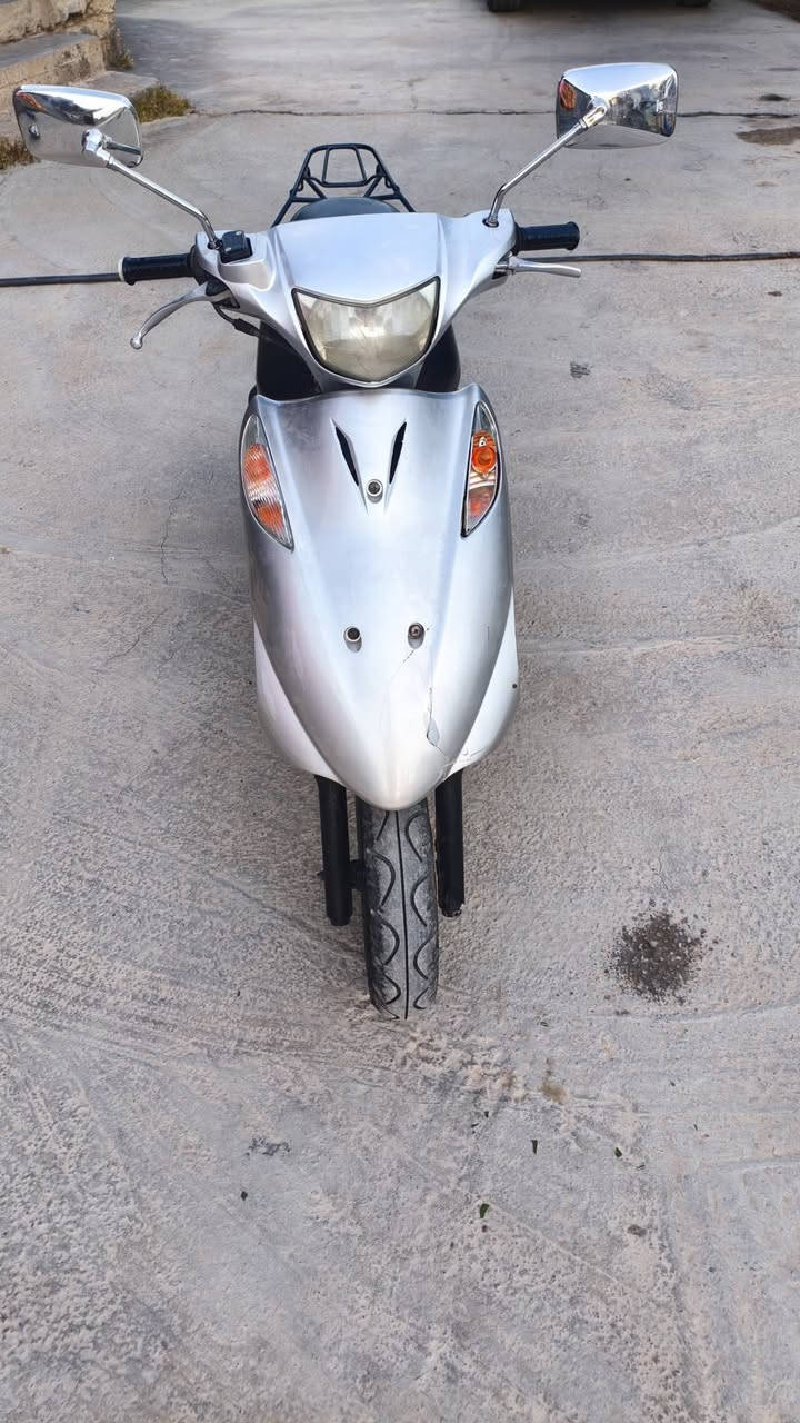 سلام عليكم دراجه للبيع ادرس دراجه شوفت عينك وحله من الصوره محرك بلادي مامفتوح ولا مجفت ولا تنقيص ولا تبخير دراجه خير من الله بشرط شلعه معدل بشرط اطارح ويا لماكس 140 سعر الدراجه 450 وبيه مجال بصيط وراق كامله مكان تاجي طارميه *********** ***********
