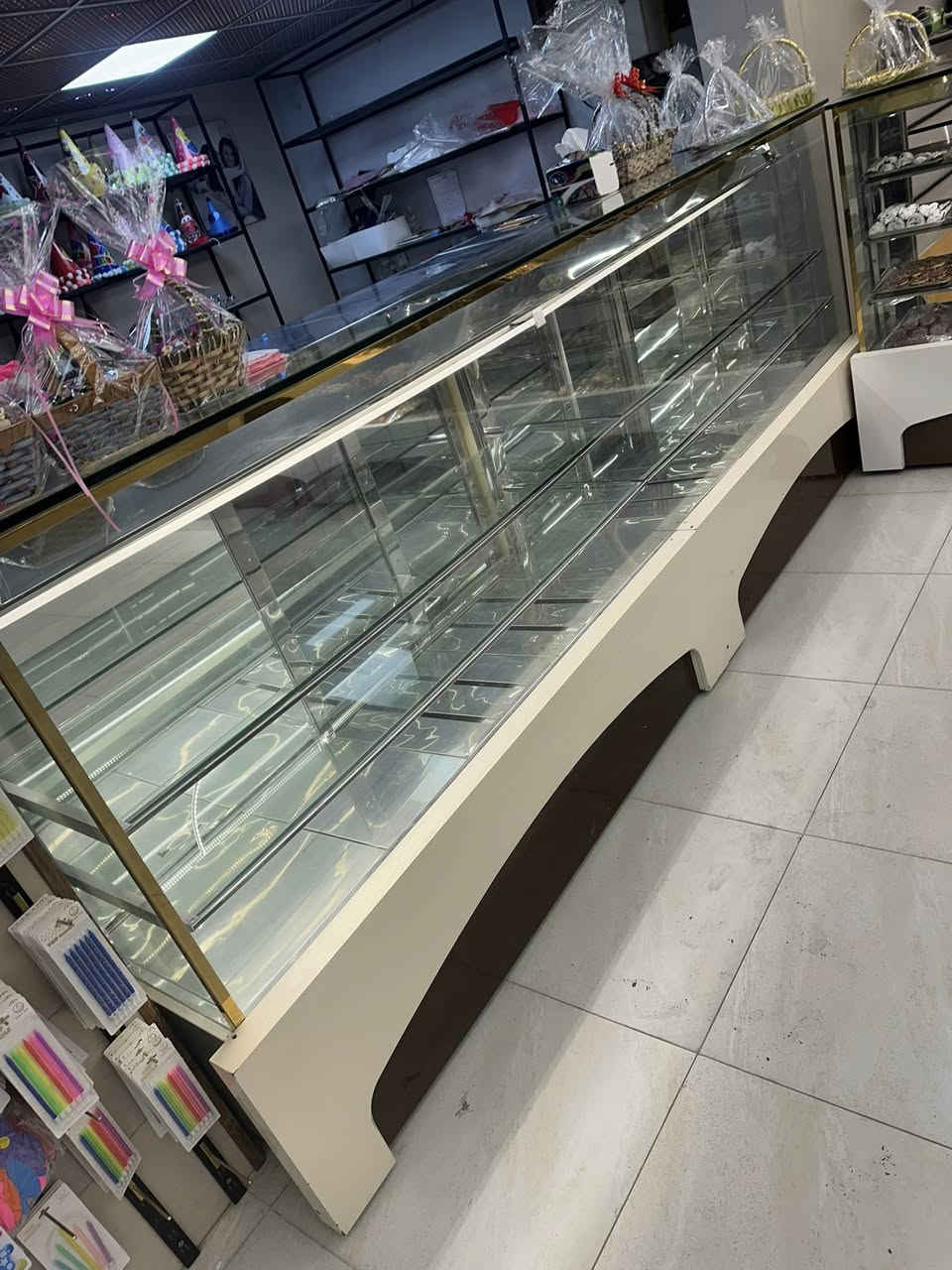 السلام عليكم للبيع محل حلويات ومعجنات
عنوان بغداد تقاطع شارع الضغط قرب شرطه رابعه
مساحه300 متر يحتوي على كوره فرن حجري 
شغله خير من الله ***********
