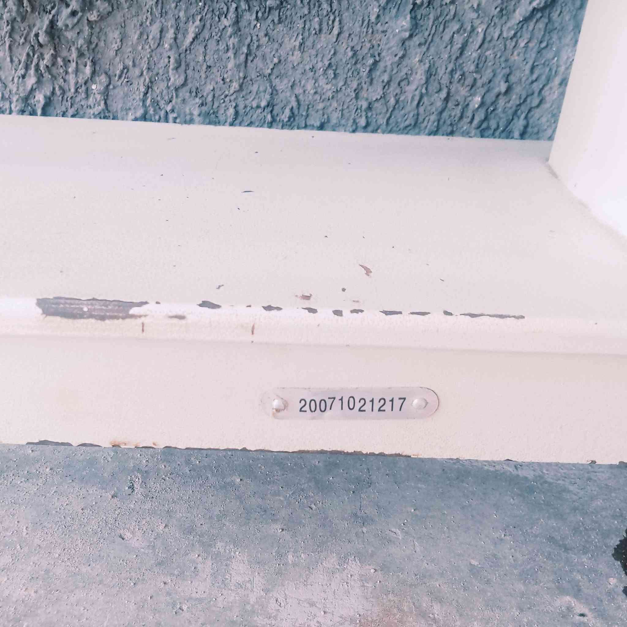 سلام عليكم بس مكينه  خياطه صناعيه نقص جوزه شغاله ونضيفه سعره125الف ***********

