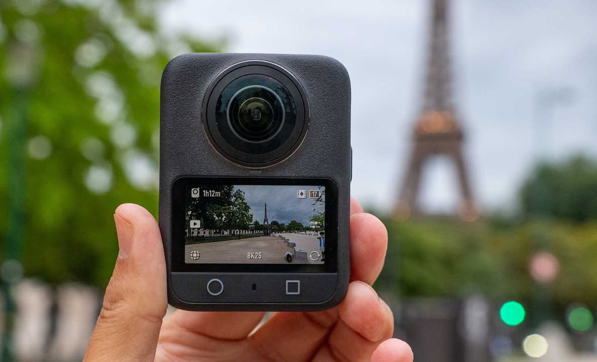 الان متوفر بأرخص سعر تابع مواصفات
📸 
🔹 نظرة عامة
كاميرا DJI Osmo 360 هي أول كاميرا 360° من DJI بتصوير فيديو بدقة 8K وأداء قوي في الإضاءة المنخفضة، مع مستشعرات كبيرة وتقنيات تثبيت متقدمة. 

📷 
🔹 المواصفات التقنية الأساسية
🧠المستشعر والتصوير

 • المستشعر: نظام مزدوج من مستشعرات CMOS مربعة بحجم 1/1.1-بوصة لتحسين جودة الصورة وتقليل المناطق غير المستخدمة.  
 • فتحة العدسة: f/1.9  
 • دعم ديناميكي: تصل إلى 13.5 Stop نطاق ديناميكي لتفاصيل أفضل في الإضاءة العالية والمنخفضة.  

🎥 
🔹 فيديوهات
📍 تصوير 360° بانورامي:
 • دقة فيديو 8K حتى 30fps (إطار في الثانية).  
 • يدعم فيديو 4K حتى 100 fps للـ slow-motion.  
📍 الوضع الفردي للعدسة (Single-Lens):

 • تصوير فيديو بزاوية واسعة جداً مثل كاميرات الأكشن — حتى 4K/120fps في وضع Boost.  

📸 
🔹 صور
 • صورة 360° عالية الدقة: حتى 120 ميجابيكسل (حوالي 16K).  

🧰 
🔹 التخزين والذاكرة
 • الذاكرة الداخلية: 128 GB (حوالي 105 GB متاحة للمستخدم).  
 • بطاقة microSD: مدعومة لزيادة التخزين.  

⚡️ 
🔹 البطارية والأداء
 • بطارية: Li-ion بقدرة 1950 mAh.  
 • مدة تشغيل تقريبية:�• حتى 100 دقيقة عند تصوير 8K/30fps.  �• تصل حتى 190 دقيقة عند تصوير 6K/24fps.  

🌍 
🔹 التصميم والميزات
 • وزن: حوالي 183 غرام (خفيفة ومحمولة).  
 • مقاومة للماء: حتى عمق 10 أمتار (IP68).  
 • شاشة لمس: شاشة 2.0-بوصة لعرض وإعدادات الكاميرا.  
 • الاتصال: Wi-Fi 6 و Bluetooth و USB-C لنقل البيانات السريع.  
 • تثبيت الفيديو: تقنية تثبيت HorizonSteady و RockSteady للحصول على لقطات مستقرة.  
 • أوامر ذكية: دعم الأوامر الصوتية والإيمائية (Gesture/Voice Control).  

🎤 
🔹 الصوت
 • عدد الميكروفونات: 4 ميكروفونات مدمجة.  
 • تدعم تسجيل صوت ستيريو واضح مع تقليل الضوضاء.  

للحجز توصيل موجود لكل العراق
#dji
#djiosmo

***********
