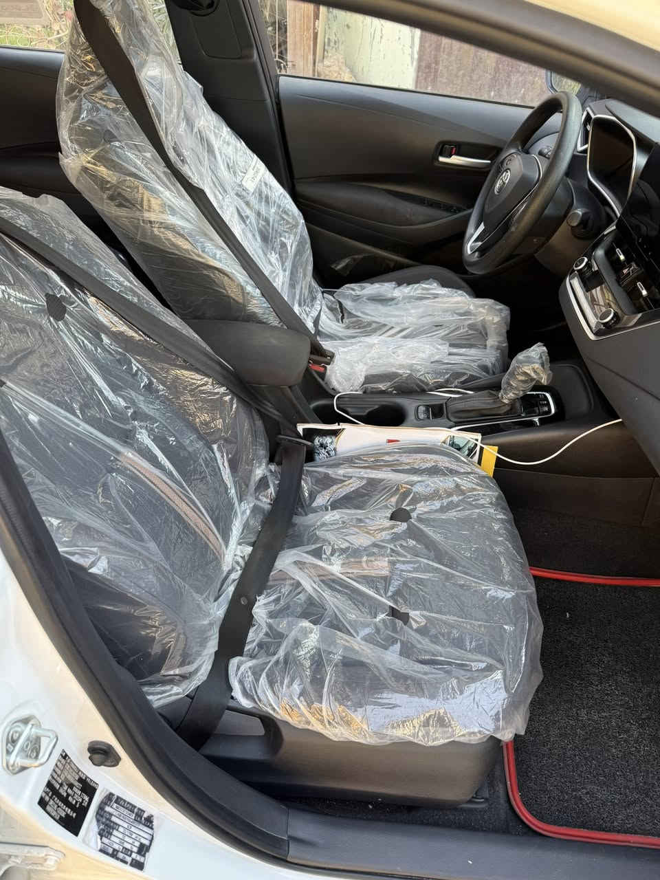 🔥 للبيع: تويوتا هايبرد 2025 - زيرو
السيارة بحالة الوكالة (لوووك) - سبير مانزل
• الموديل: 2025.
• العداد: 30 كم فقط (جديدة تماماً).
• المواصفات: فول مواصفات (فتحة سقف، شاشة كبيرة، بصمة تشغيل، بصمة أبواب، رادارات، تبريد لمس، لايتات LED، ويل كب بلادي مميز).
• الحالة العامة: السيارة جديدة جداً، الكراسي مغلفة بنايلون الشركة، السبير لم يستخدم.
• الضرر: تعديل بارد بسيط جداً في "الخشم" (موضح بالصور ولا يؤثر على جمالية أو أداء السيارة).
• الرقم: بغداد (الرقم الألماني الجديد) والتحويل مباشر باسمي.
📍 التفاصيل المالية والموقع:
• السعر: 147 ورقة (شدة و47 ورقة) وبيه مجال بسيط جداً.
• الموقع: بغداد - الزعفرانية.
• للتواصل: ***********
