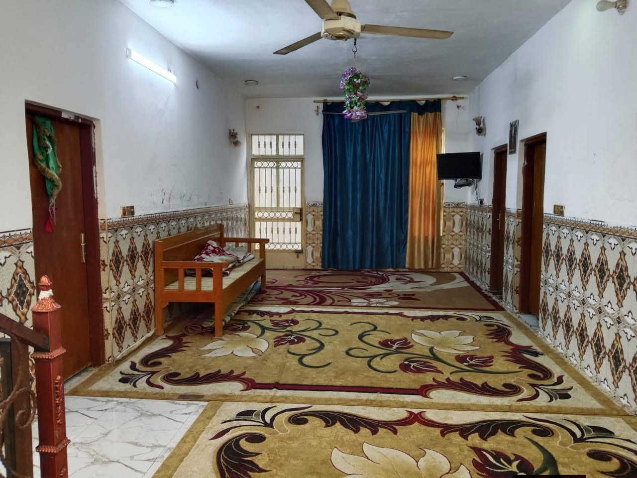 السلام عليكم
  دار للبيع مكان مميز جدا 
طابو زراعي سند 25 
المساحة //٦٥٠متر
الواجه //١٣م×٣٠م
نوع البناء بلوك السقف عكاده
العنوان / /بابل المدحتيه
المعاره قبل الحسينيه قرب سيد جواد 
خدمات كامله من ماء وكهرباء
عرض الشارع ٧متر
السعر/١٢٥وبي مجال
تفاصيل البيت طابق واحد 
استقبال 
صاله 
عدد الغرف٣
مطبخ 
منور خلفي طارمه
مجمع صحيات داخليه وخارجيه
السطح كامل  فرشي
حديقه 
كلدور 
محل كبير
البيت كامل ولايوجد اي نقص بي
تحويل البيت ثاني يوم بعد الشراء 
بناء حديث موقع جيد جداً 
يبعد عن الشارع الرئيسي ١٥٠متر
سنة البناء حديث
للاستفسار
مراجعة  مكتب دلالية وائل الهندي 
***********وائل الهندي
***********ابو علي
مكتب دلالية وائل الهندي بابل المدحتيه الحمزه الغربي ع شارع 60 قرب سلوان ابو الكاشي مقابيل فرع علي قمار
