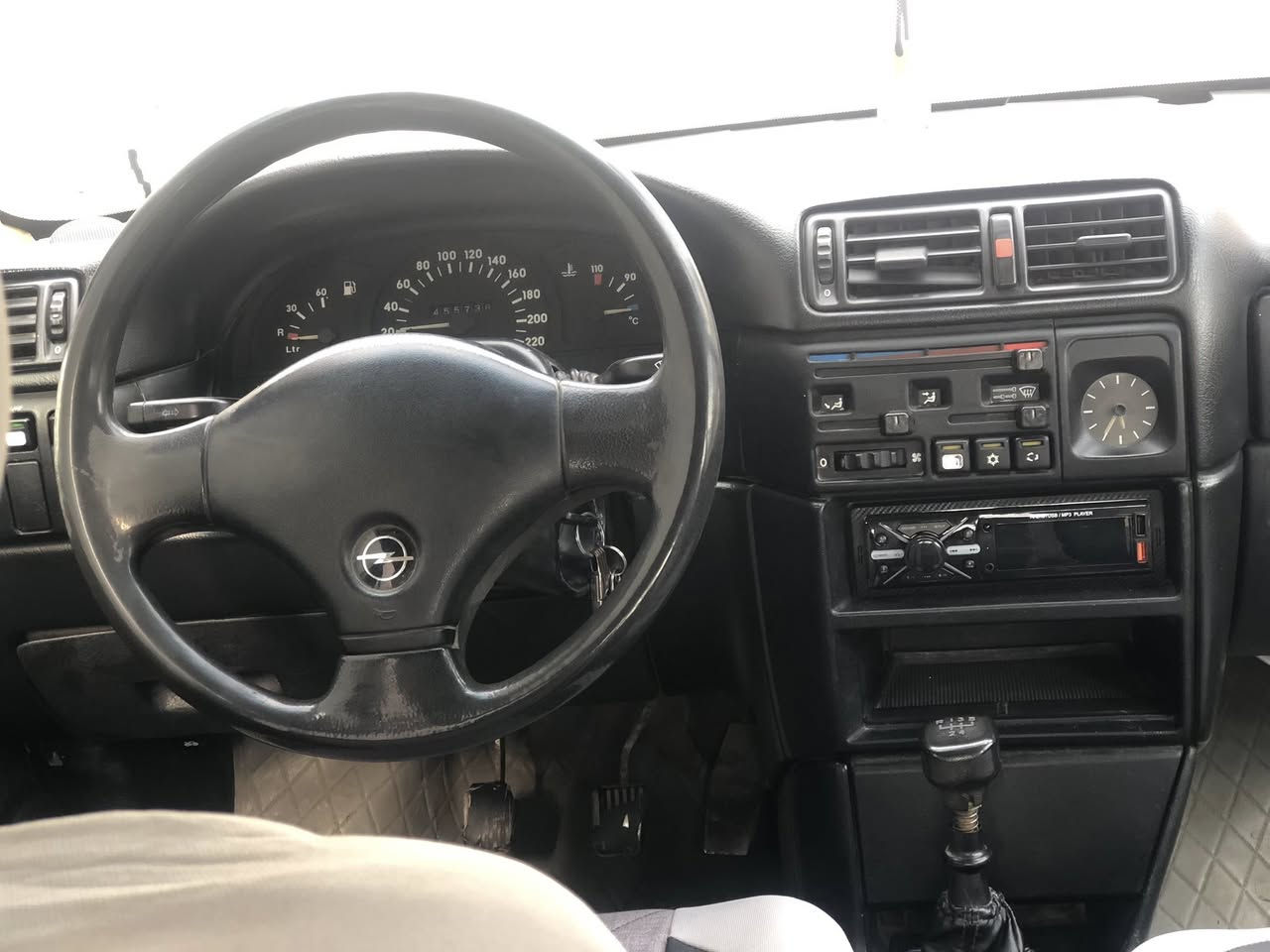 اوبل فكترا 20 
السيارة جاهزة من كل شي 
منضومة تبريد بيها 
اطخم تابرات جديد 
صدر جديد 
شرط كير ومكينة 
كهربائيات كلها شغالة 
سستم سماعات جديد 
شرط التحويل 
سعرها ٤٠ ورقة 
مكان السيارة موصل / كوير ، مخمور 
  
***********
