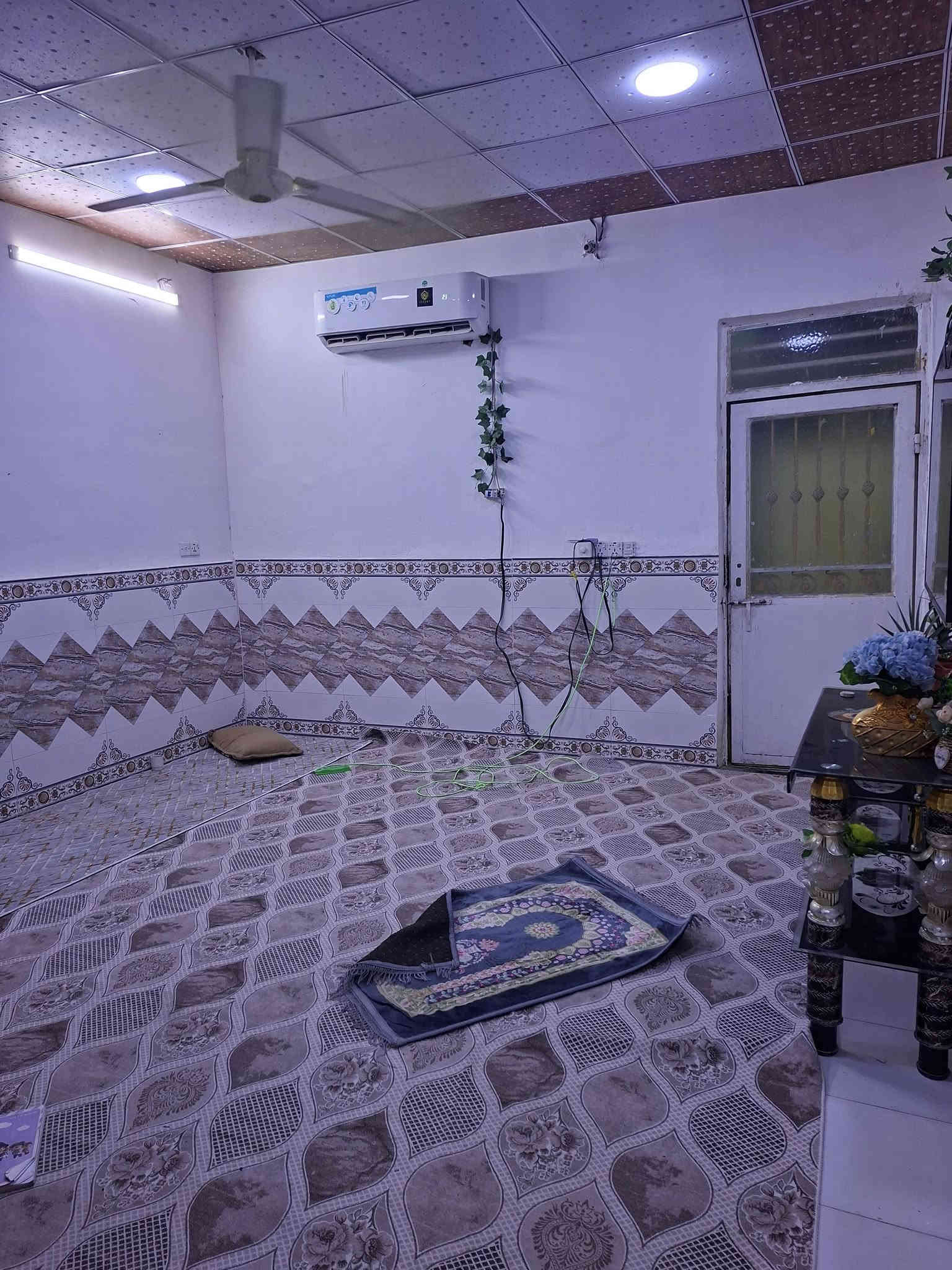 البيت اللبيع. كوفه شارع المطار القديم.  البيت قريب  عل شارع.  . المساحه 170 متر.  السعر 50 وبي مجال.  الستفسار يوجد وتساب ***********
