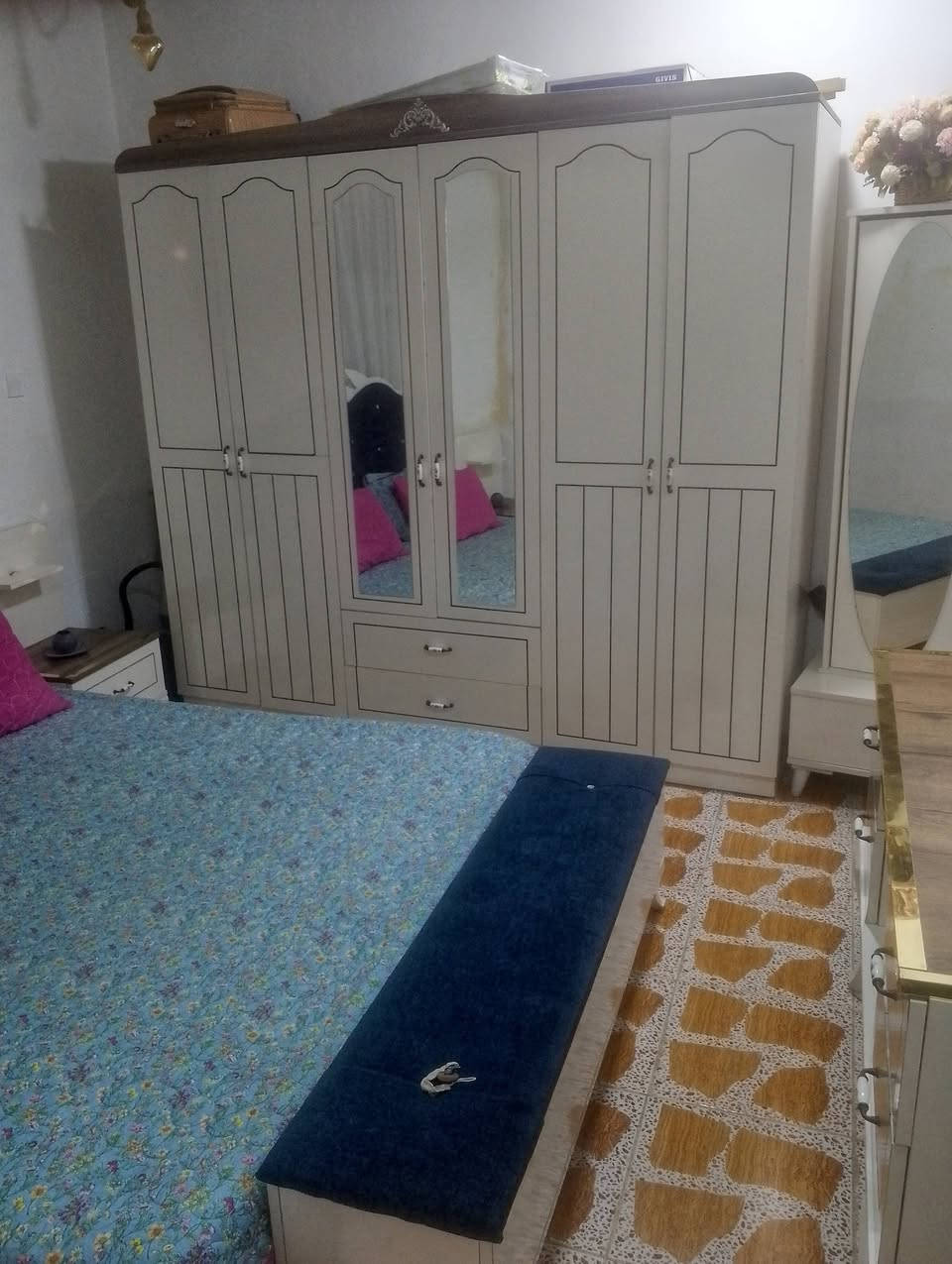 غرفه تركي نضيفه للبيع العنوان وادي حجر السعر 550 بدون دوشك وبيها شويه مجال هاتف ***********
