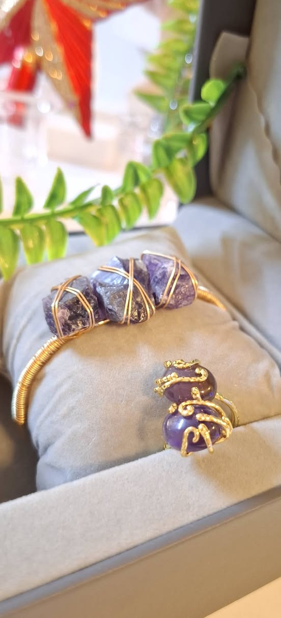 💜 حجر الجمشت (Amethyst) 💜
حجر كريم بلونه البنفسجي الملكي، معروف من أقدم العصور بجماله وطاقة الهدوء اللي يحملها.

يُعد من عائلة الكوارتز، وكل ما كان لونه أعمق وأنقى كل ما كانت قيمته أعلى.

يساعد على تهدئة الأعصاب وتخفيف التوتر والقلق
يعزز صفاء الذهن والتركيز
مفيد للتأمل والراحة النفسية
يُقال إنه يبعد الطاقة السلبية والحسد
يقوّي الإحساس الداخلي واتخاذ القرار

يمنح شعور بالسكينة والسلام
يقلل العصبية وتقلب المزاج
يساعد على نوم أعمق وأهدأ

🔥🔥سعر السيت كامل 15,000 فقط 🔥🔥

توصيل بسماية 1,000


**إذا كنت صاحب هذا الإعلان وتريد حذفه لأي سبب، رجاءا أرسل رسالة إلى الدعم الفني**