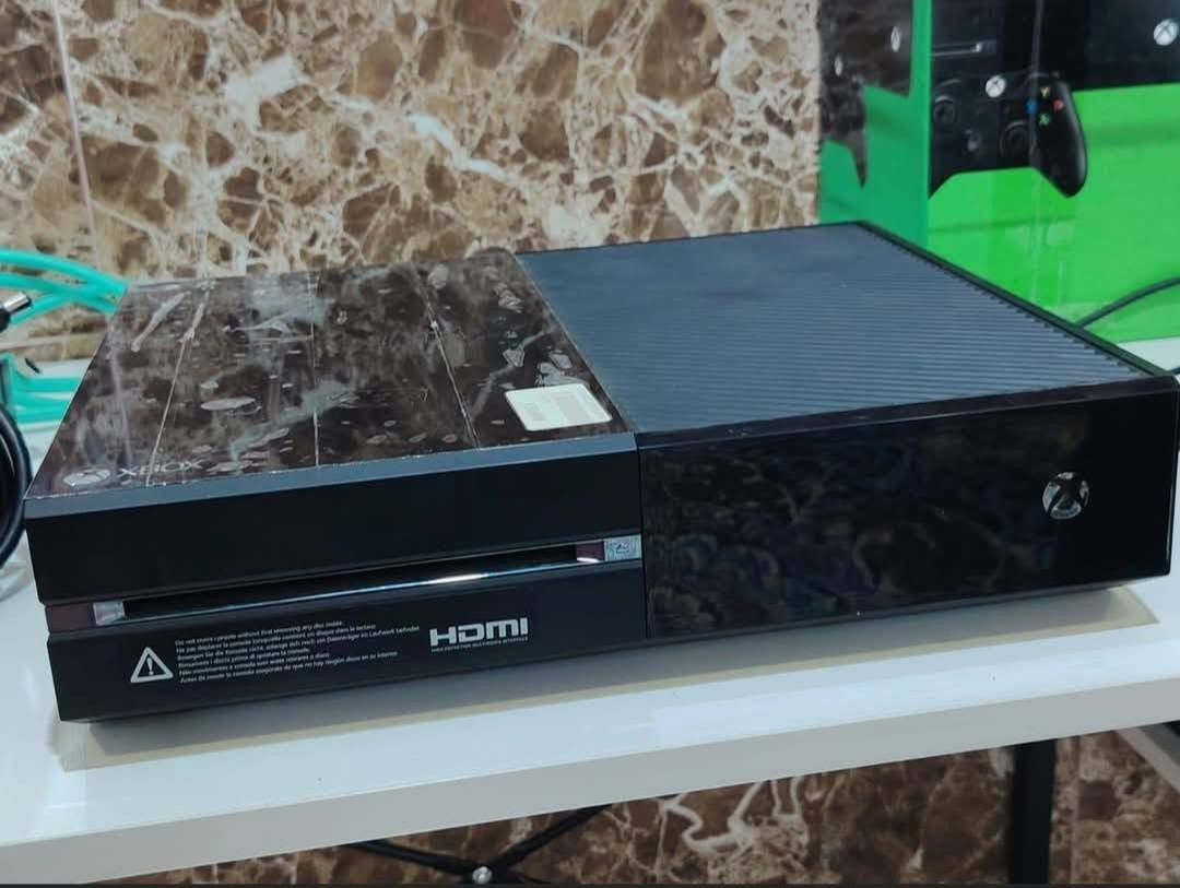 السلام عليكم
اكس بوكس وان فات 500GB كامل الملحقات الأصلية يدة وحدة بس الگير اليسار مو عدل بس ما يأثر أثناء اللعب ، بي لعبة فيفا 26، لوك ستيكر ما مفتوح  و يجي وياه هارد خارجي سعته الخزنية 500GB ، سعره بدون الهارد 120 ألف و بي مجال ، و إذا وياه هارد يصير ب 160 ألف يوجد توصيل لجميع محافظات العراق 5 آلاف 
رقم التواصل *********** 
أو ماسنجر
