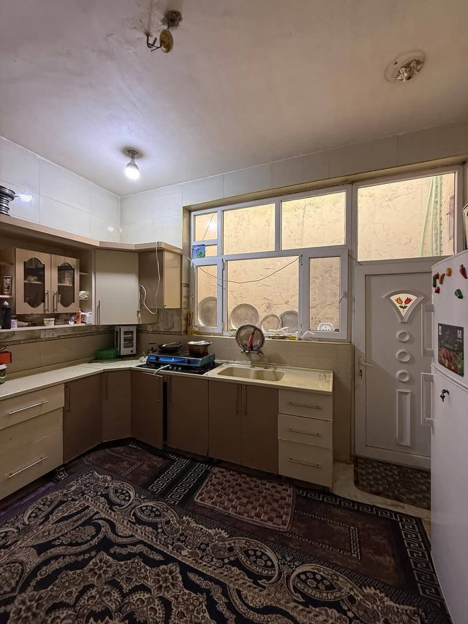 السلام عليكم بيت للبيع مساحة ١٠٠ متر طابق واحد طابو ملك صرف الموقع شارع ٦٠ حي الشهداء الاولى خلف عمارة الزمرده للاستفسار الاتصال على الرقم ***********
