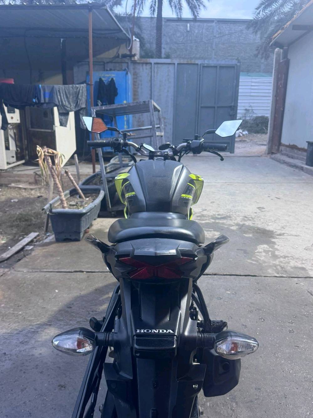 دراجة هورنت ياباني هوندا
بدون اوراق مكفولة سرقة وعشاير وكلشي جيب فيتر وياك وافحص برغي ممفتوح بيها 
مكاني بغداد  البياع حي الرسالة الثانية
