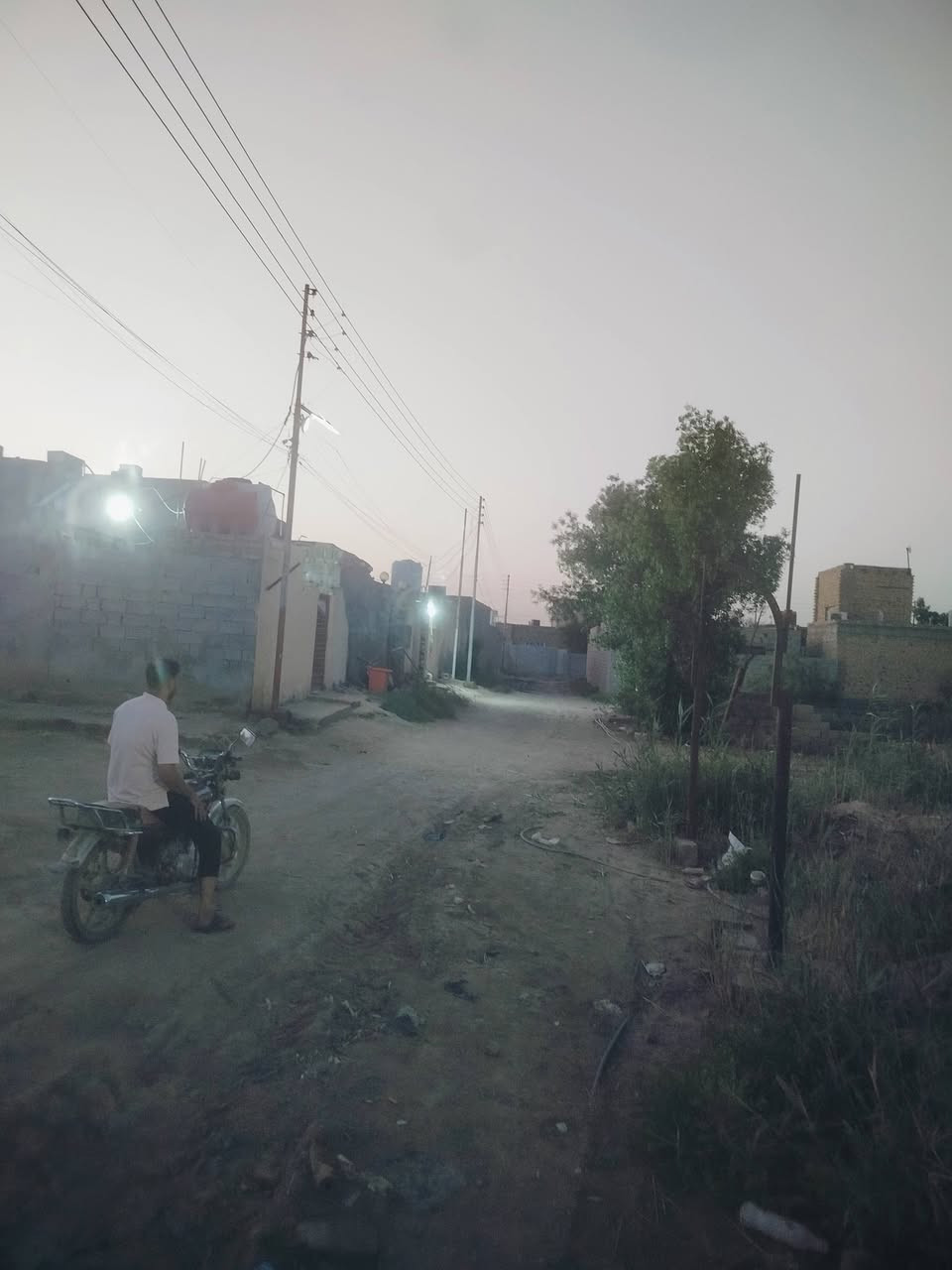 السلام عليكم عندي قطعه ارض للبيع 100م حاوي عباس وره الامام العباس كاع عبدالله 
***********
