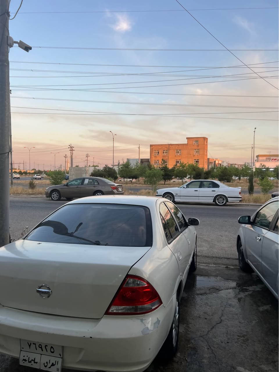 نیسان سەنی ٢٠١١ 
نموونەیە لە جوانی 
سەیارەکە یەک دەست بووە زۆر پاک و خاوێنە
یەک دینار مەسرەفی تێدا نییە 
تەبرید و گەرمی بەشەرت لەسەر سویچ
سەیارەکە ٣ پارچەی بۆیاغە پێشی کەپسە 
دواوەی ئەزیەتێکی کەمی هەیە 
تکایە هەمووی بخوێنەوە ئینجا تەلەفۆن بکە 
***********
*********** أربيل, العراق
