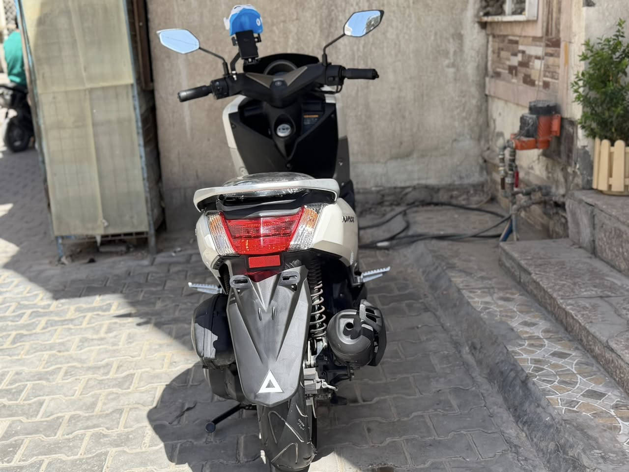 سلام عليكم للبيع nmx مكينه 125 دراجيه جديده قبل شهرين اخذتها من معرض الدبي ماشيه 22 نضافه 100‎%‎ مكفوله من كلشي بيع فقط السعر 16 وبيها مجال مكاني بغداد الاعظميه رقمي ***********
