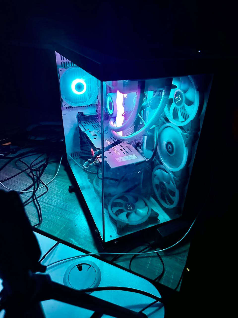 السلام عليكم 
حاسبه نظيفة وشاشة للبيع 
مواصفات الحاسبه 
Intel i9 9900K
RTX 2080 super
Ram 32G DDR4 3200 
SSD 2 terabyte
P.S 1000W Gold
M.B Msi Z390 Gaming Edge AC (ms-7B17)

سعرها 1.150.000

اما الشاشتين 
الاولى HP 25mx /144hz /1080p /1ms
سعرها 150.000

الثانيه HP 25er /60hz /1080p
سعرها 80.000

علما ان تم تبديل مراوح جديدة وما ناقصها اي شيء 

للتواصل على الماسنجر موجود او اتصل على هذا الرقم 
*********** ومتواجد واتساب
مكان الحاسبه بغداد
