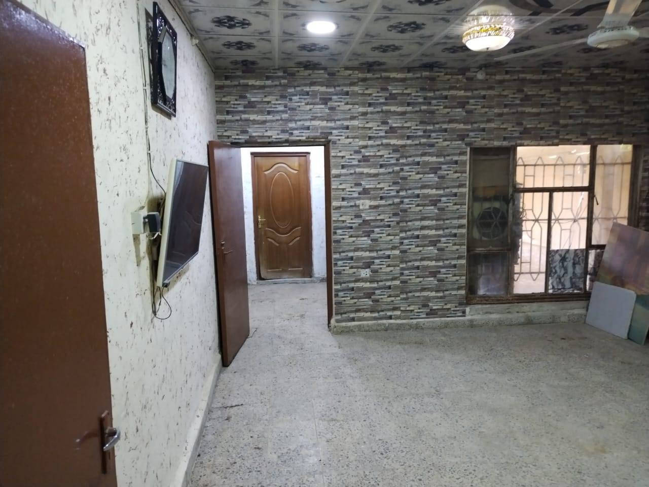 السلام عليكم
 للبيع بيت 200 متر +مشتمل كامل معزول طابق ثاني الموقع حي العمال الشارع العريض مال فرن الصمون (سابقا) خدمات كامله البيت طابوق السقف صب ويتكون من حديقة وكراج وغرفة استقبال كبيرة وصالة وغرفة نوم وصحيات عدد ٢ ومطبخ  + الطابق الثاني البناءبلوك درجة أولى والسقف صب المشتمل ويتكون من صالة وغرفة نوم ومطبخ وصحيات + إضافة غرفة كبيرة 6*3 سندويتش مخزن للأستفسار الأتصال على الرقم *********** متوفر واتس اب غير موجود على الخاص.
