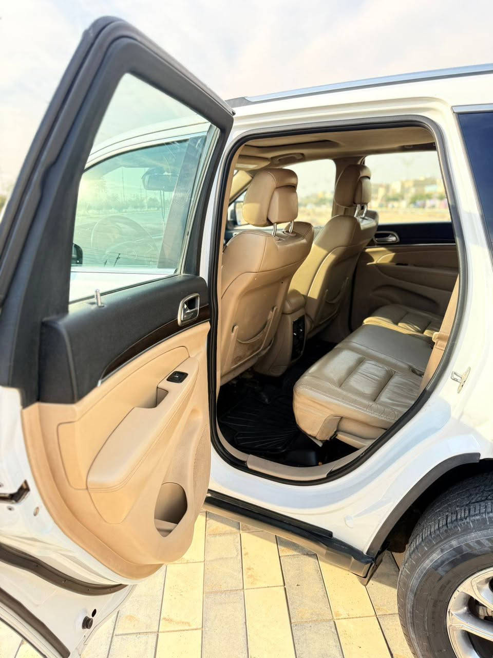 السلام عليكم
سياره جيب شيروكي 
موديل 2014
محرك وكير نضيفات مكفولات 
فور ويل 4X4
شاشه جبير 
تحكم ستيرت 
فتحه 
ومعروفه مواصفاته بعد 
مكان كربلاء 
السعر 197 وبيه مجال 
الاستفسار الاتصال //***********
