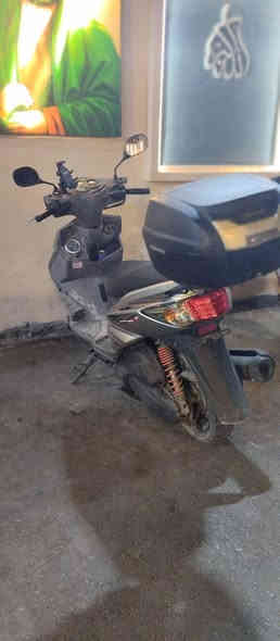 السلام عليكم ورحمة الله وبركاته 
للبيع: فقط
سكنس فحل
موديل ٢٠١٠
نوزل 
كامله مكمله دراجه بعدهه زيرو مماشيه 
ماناقصهه شي 
دراجه خير من الله ناعمه ومرتبه وبيهه اوراق 
لونهه سلفري السعر 1.500 وبيهه مجال 
العنوان بغداد حي الجهاد للاستفسار واتساب ***********
