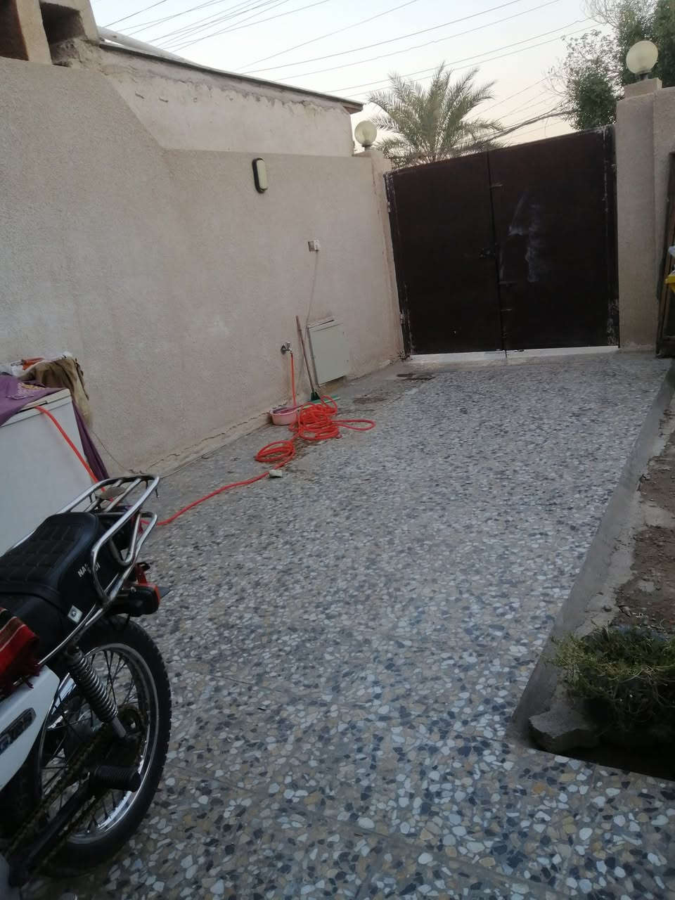 السلام عليكم بيت مرمم بالجديد يصلح يكون تجاري طابو صرف للبيع في #كربلاء_حي_شهداء_سيف_سعد المساحة 200 متر واجهة 10 ونزال 20 متر يتكون من طابقين الاول طارمة وحديقة و استقبال و صالة و غرفة نوم و مطبخ و صحيات داخلية و خارجية والطابق الثاني يتكون من 3 غرف نوم و مطبخ و صحيات خامس بيت عن سوق الشهداء مقابلة حديقة عامة و روضة و مدارس و مولدة بالباب  كامل خدمات موجوده #السعر  300 مليون وبي مجال ان شاء الله 
للإستفسار الاتصال على الرقم ***********
ملاحظة اني صاحب العقار لا مكتب ولا دلال
