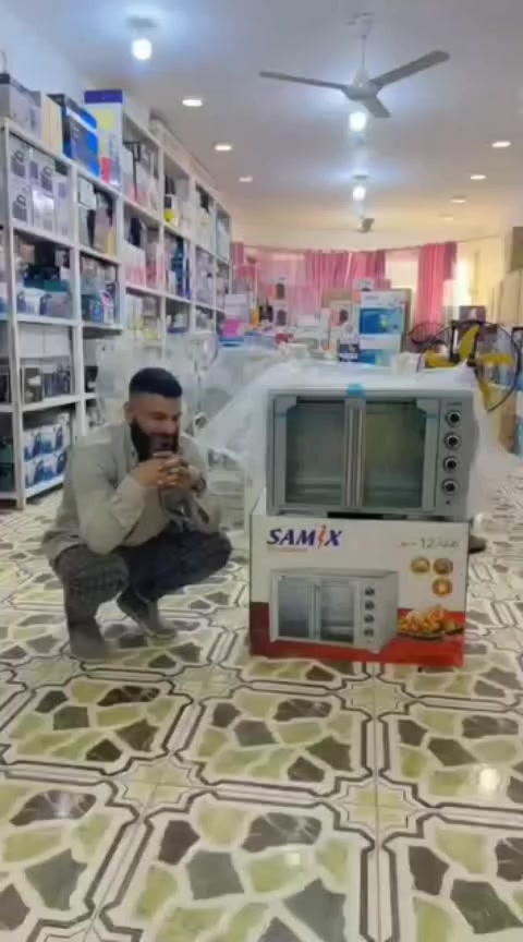 فرن متنوع الأحجام ويوجد فرن كبير 
نوع سماكس ***********. وتساب
