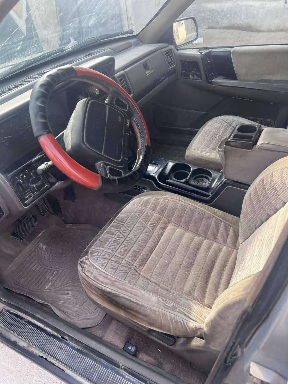 السلام عليكم جيب شيروكي موديل 1994
محرك 6 سلندر بلادي والكير بلادي 
تخم تايرات جديده حداديتها زينه 
رقمها الانبار سياره اصوليه
مكانها نجف سعرها 30$ وبي مجال 
***********
