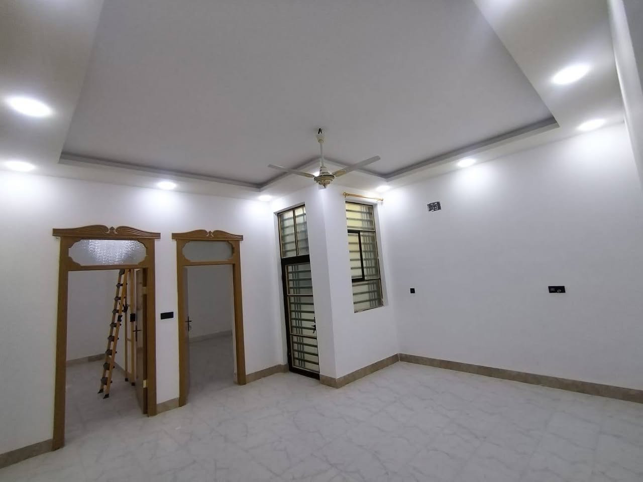 "بيت للبيع في سكله الكرعاوي، شارع الزوار، مساحة 150 متر. أساس صب وسقف صب، بناء طابوك. يحتوي على غرفتين، استقبال، صالة، مطبخ، وصيحات. المكان مميز والشارع 13 متر. بيت فارغ وجاهز للسكن. السعر؟ للاستفسار: مكتب حسين النجفي *********** (واتساب)". النجف, العراق
