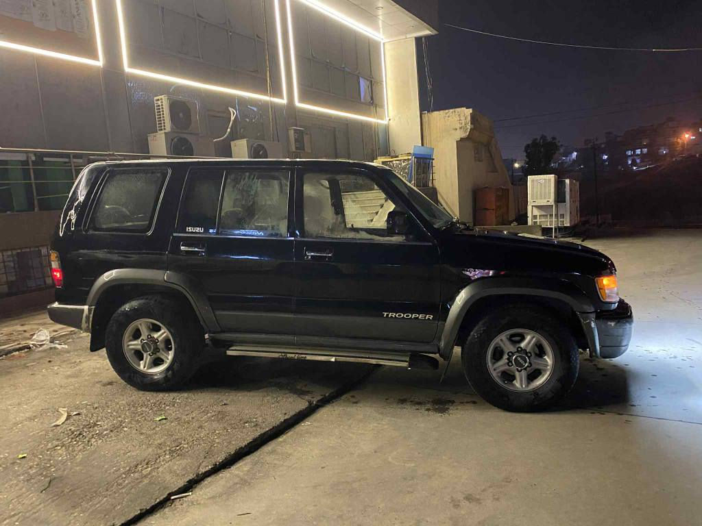 ئەسۆزۆ 2000ئۆتۆماتیک تەحویل ئەسلی ناوزەرد دەبل ئێرباگ دژە خلیسک تراکشن تەبرید ساردو گەرم 
تەحدی سورعە مەکینە3.5لیتر بلاجکتۆر استراد خاص ویل کەپ زینۆن دەبڵ گێچ کارەبای مەزبوت چوار جام کارەبای ئاوێنە کارەبای بێ بۆیاخ بێ دەعم تەنها سەقفی گەر بوە
هیچی پێوەنیە سەنەوی بەسەر جوە ژینگەی دراوە 
گێڕ مەکینە تەقەو رەقە تەبرید بەشەرت پێشوو دوای تازە داگیراوە لۆک لۆکە ٢٨٠هەزاری حەقیقی رۆشتوە فول مواسەفاتە 
سعری 60$گەڵاو مەعامەلە شوێن سلێمانی
*********** السليمانية, العراق
