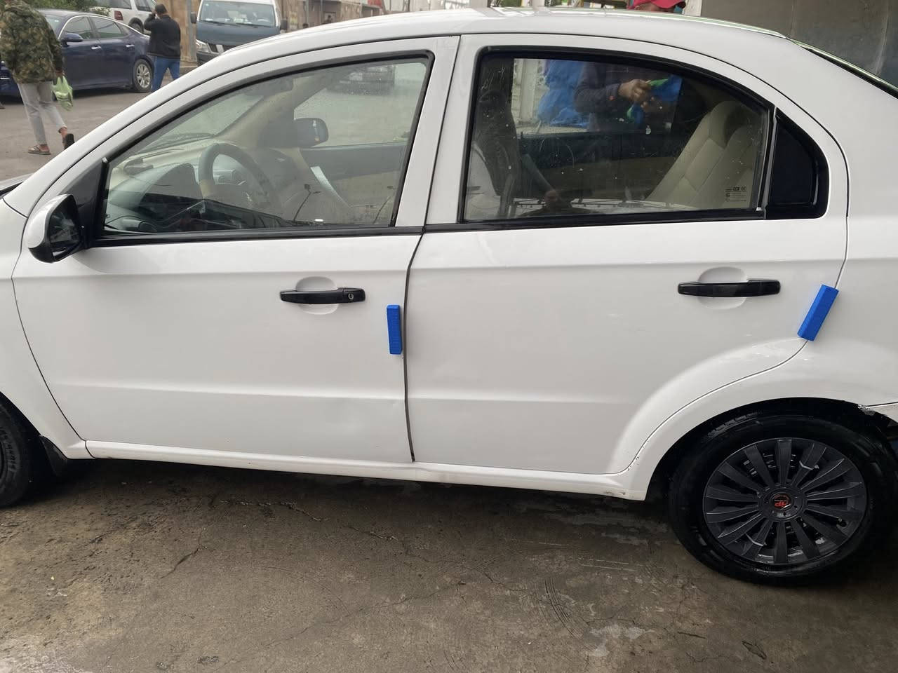 السلام عليكم أفيو مال شركة موديل 2011 بغداد رقم إنكليزي هزة جديدة سنوية جديدة باسمي تحويل ثاني يوم بيها صبغ جاملغ امامي وجاملغ بارد ورصعة  بالجنطة شاشة كاميرا خلفية كير اوتو مكينة1600  تبريد تدفئة كهربائيات كلها شغالة تخم تاير باتري جديد اخوان يحتاجلها شغلات بسيطة للصدر مكاني بغداد للاستفسار الاتصال على الرقم *********** السعر 72 وبيها مجال
