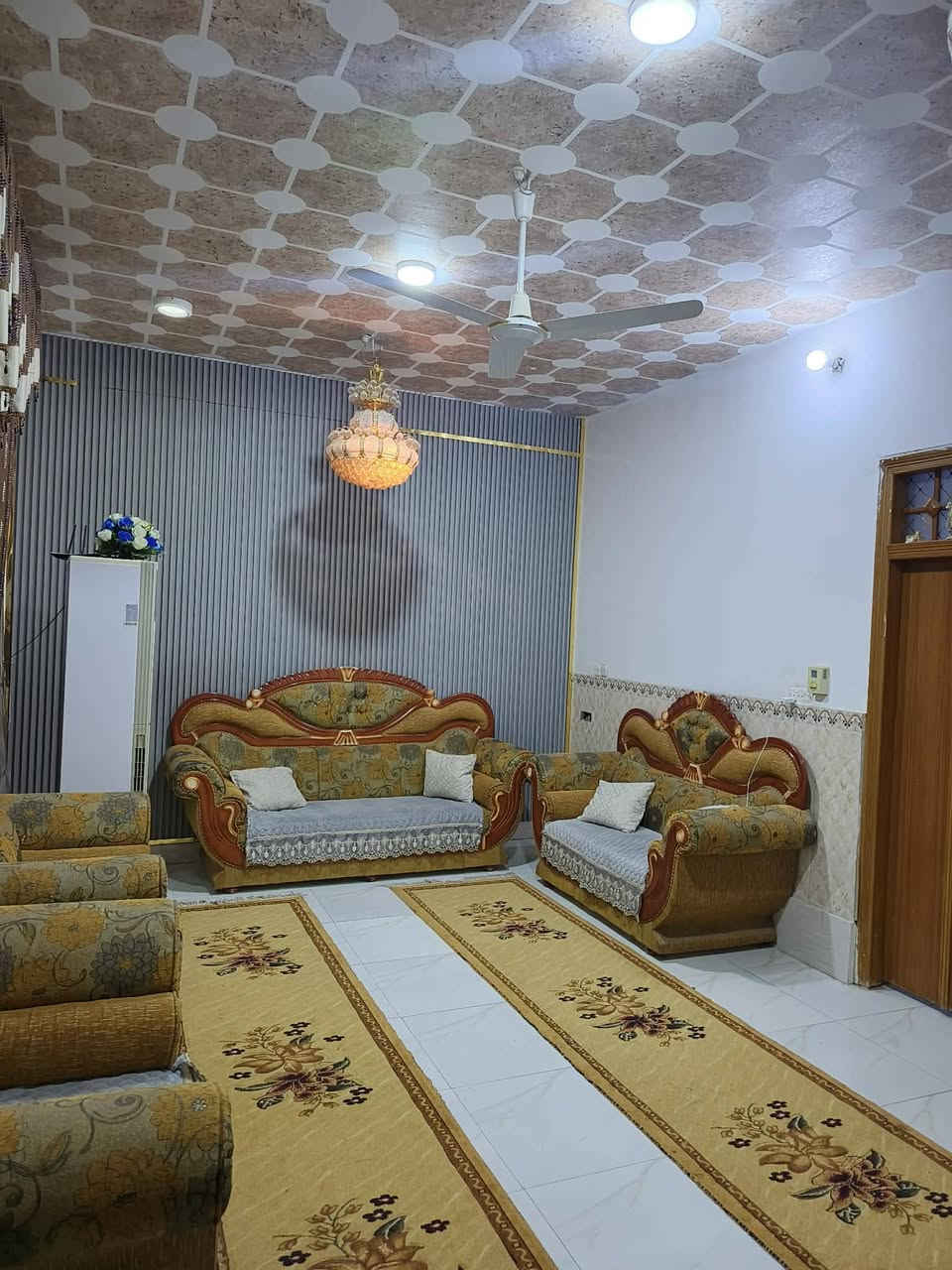السلام عليكم اخوان بيت للبيع قرب سيد حبيب شارع صب 216 متر طابو زراعي يحتوي على 4غرف نوم و3صالات لبيت طابقين واستقبال ومطبخ ومجمع صحيات وحمام داخلي الفوك نفس جوة وطابق لفوك بي حمام وصحيات السعر 125وبي مجال بصيط لتواصل ***********
