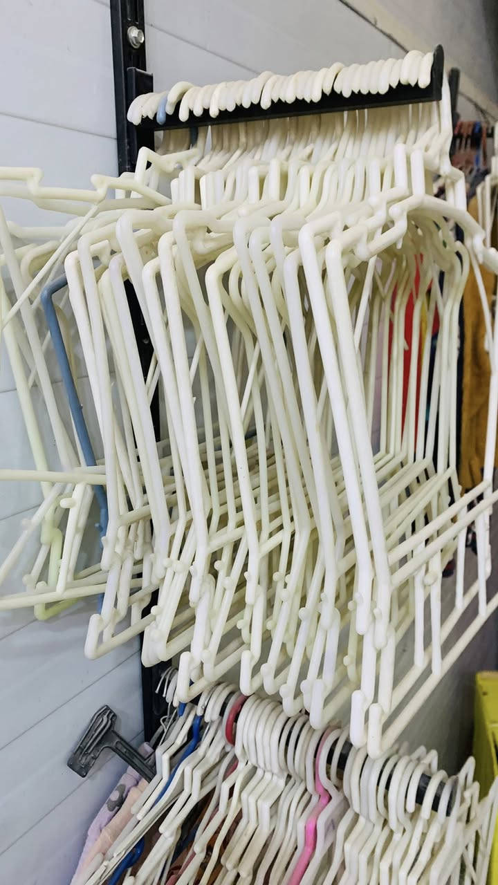 اغراض محل رفوف فانتريات استاندات تعاليك +احذيه أطفال ونسائية للبيع سعر مناسب وتساب ***********
