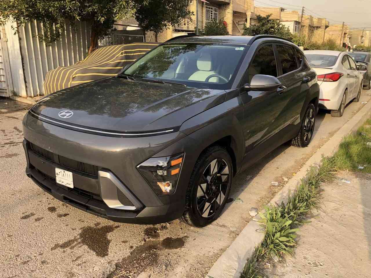 سلام عليكم للبيع هونداي كونا sel موديل 2024 وراد امريكي حادث السيارة بارد بل جاملغ والباب بي رصعات شي قليل موضح بل صورة ايرباك برده فقط دواخل السياره شاشه متصله داخل ابيض قطعتين تبريد رادار جانبي وامامي لد نهاري محرك 2000 بصمتين تشغيل عن بعد بدون رقم للستفسار تصال على الرقم *********** 
***********
مكاني بغداد حي الجهاد
