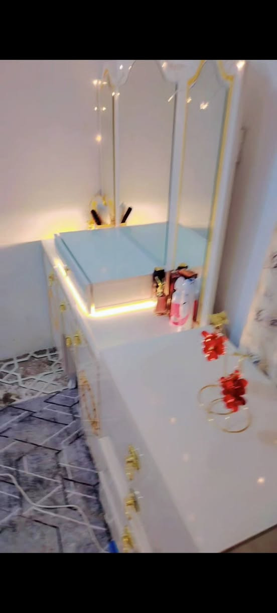 السلام عليكم غرفه تركي لبيع فخمه كامله مع نشره هديه *********** رقم الهاتف
