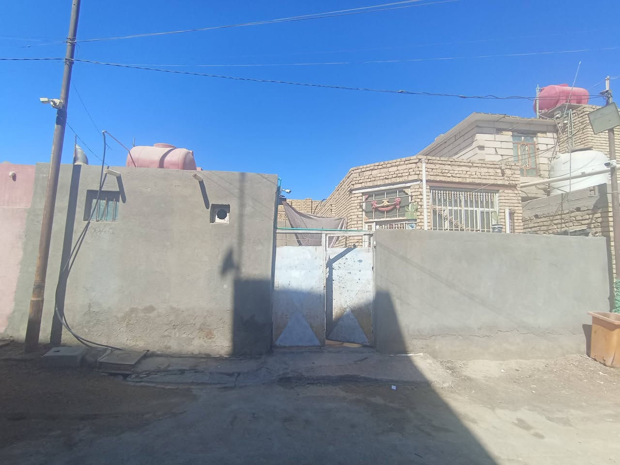 السلام عليكم
بيت للبيع زراعي ب الأسكان الصناعي النزله الأولى ب الترابيه مسافه 5 دقايق مشي لشارع الصدرين  مساحة البيت 250 متر. البيت يحتوي على غرفتين +صاله +مطبخ +ديوانيه + صحيات + موجود ترك وره البيت

للستفسار ‏  ***********
