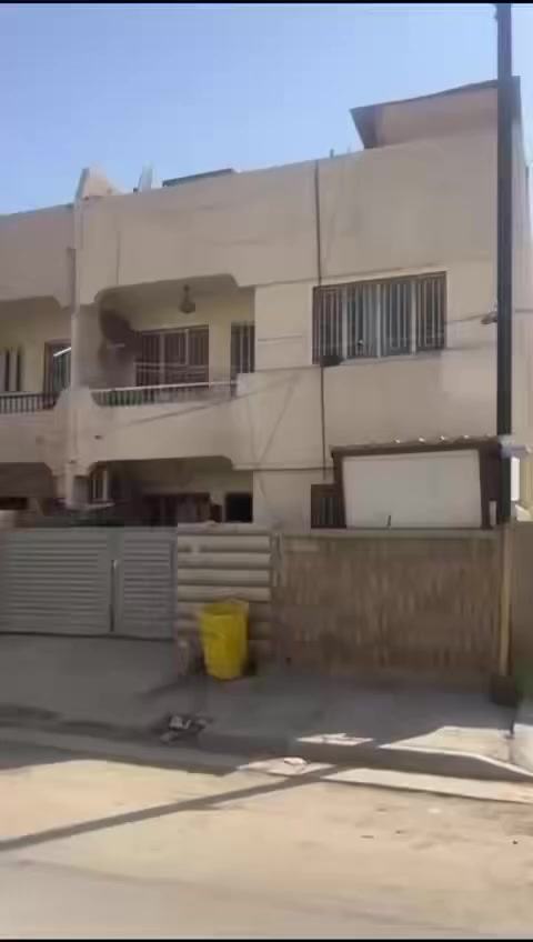 بيت لايجار(اكثر من ١٢٠ م مربع) في منطقة المنصور حي العربي؛طابقان ؛ثلاث غرف نوم &غرفة صالة & هول& مطبخ ؛صالة طعام ؛ثلاث حمامات؛ منور ومنور خلفي؛ كراج وحديقة صغيرة .
سطح عدد 2 
المنزل مجهز ب
كاونترات مطبخ + طباخ 
مراوح سقفية
ديوان قنفات 
جلسة مطبخ+ طاولة طعام 6 كراسي.
سبالت عدد 3 
سخان ماء 
ماطور ماء 
خط مولد 
يبعد عن الشارع العام تقريبا 50 متر .
-قيمة بدل الايجار الشهري  (١١٠٠)$..
-الدفع بداية كل شهرين..
-للاستفسار التواصل على المباشر او على الواتساب؛***********
