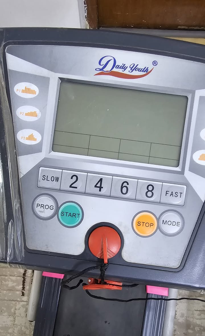 جهاز مناسب للرياضة بالبيت ويساعد على المشي وحرق السعرات والمحافظة على اللياقة.
المواصفات 
- شاشة ديجيتال تبين: السرعة – الوقت – المسافة – السعرات
 • تحكم بالسرعة من الجهاز
 • مقابض جانبية لثبات أكثر أثناء المشي
 • مفتاح أمان للتشغيل والإيقاف
 • حجمه مناسب للبيت وما ياخذ مكان كبير
 • يشتغل على الكهرباء
الحالة: نظيف وشغال زين


**إذا كنت صاحب هذا الإعلان وتريد حذفه لأي سبب، رجاءا أرسل رسالة إلى الدعم الفني**