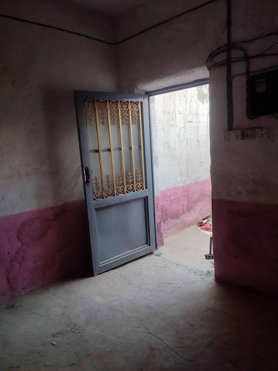 للبيع مساحه 50م فارغ مامسكون مسجل بلبلديه ومرقم يتكون من غرفه وصاله ومطبخ وصحيات ومكشوفه درج تشاريف بيتونه السطح مطبك فرشي العنوان شارع المطار الجديد قرب اسواق فدك السعر 12بي مجال للستفسار اتصل ***********مكتب بركات الصدرين للعقار شارع الحوزه
