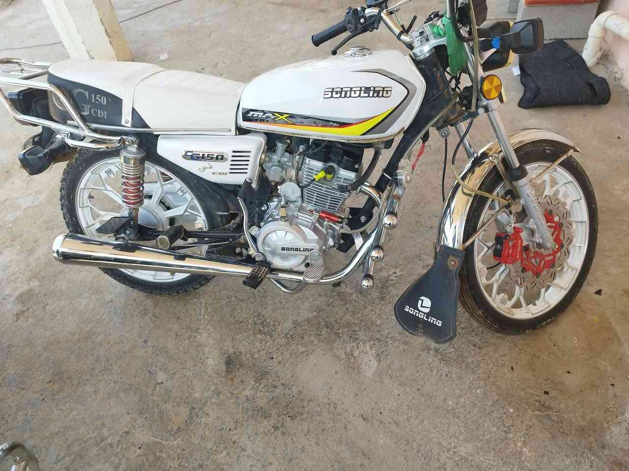 السلام عليكم دراجه البيع موديل 2024 مكفول كفالة عامة الكهربائيات كلهة شغالة أوراق بغداد المحرك 150cc الدراجة 5كير السعر 800 وبيهة مجال المكان واسط عزيزيه للستفسار ***********
