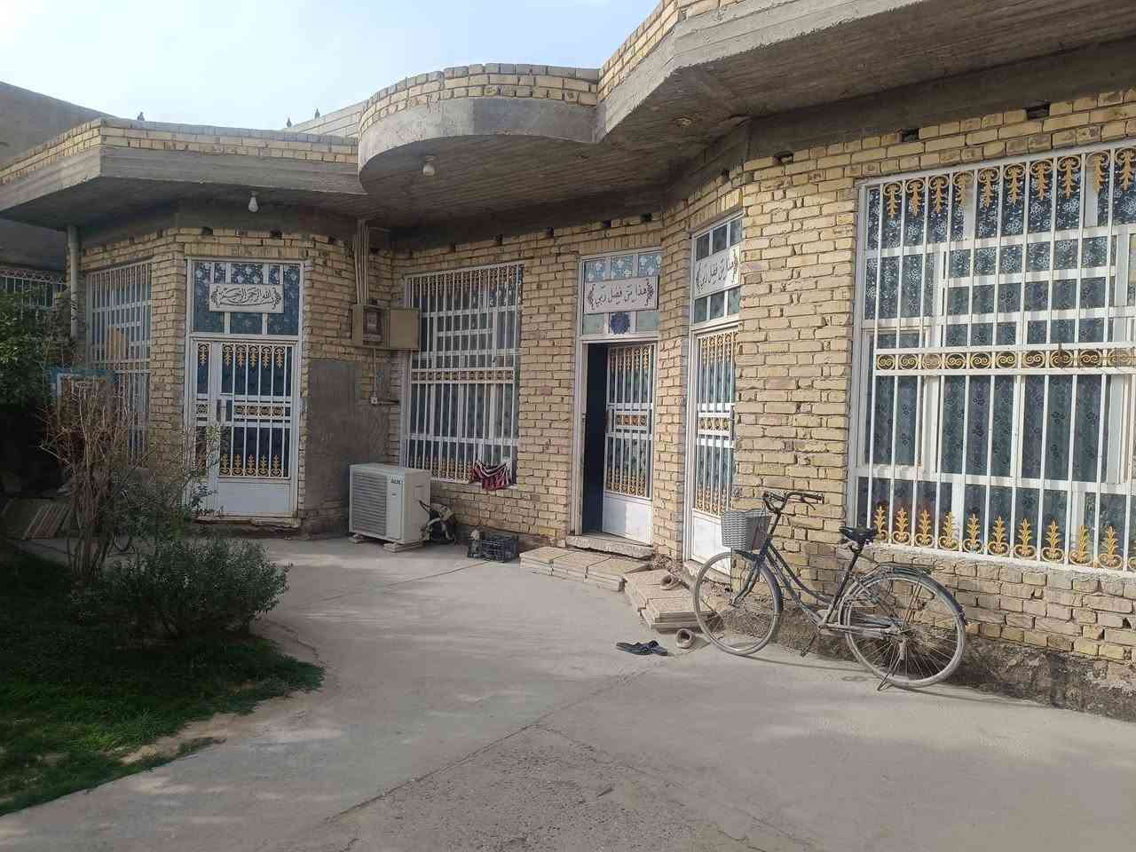 السلام عليكم
بيت طابو صرف زراعي المساحة 300 م حديقه 30 متر ممر جانبي 2 ونص ممر خلف البيت 1 متر استقبال 4x 9 صاله 11x4
مجمع صحيات داخلي 2 ونص في 4 غرفتين نوم 4في 5 مطبخ 4 ونص في 4 مجمع صحيات خارجي البيت كله صب كونكريت 
المكان  حي الزهراء قرب معمل خشب بهاء شارع 8 متر ثاني بيت بالفرع يبعد عن الشارع الرئيسي 20 متر  الشارع المقابل المعرض الاوربي  للاتصال ***********
