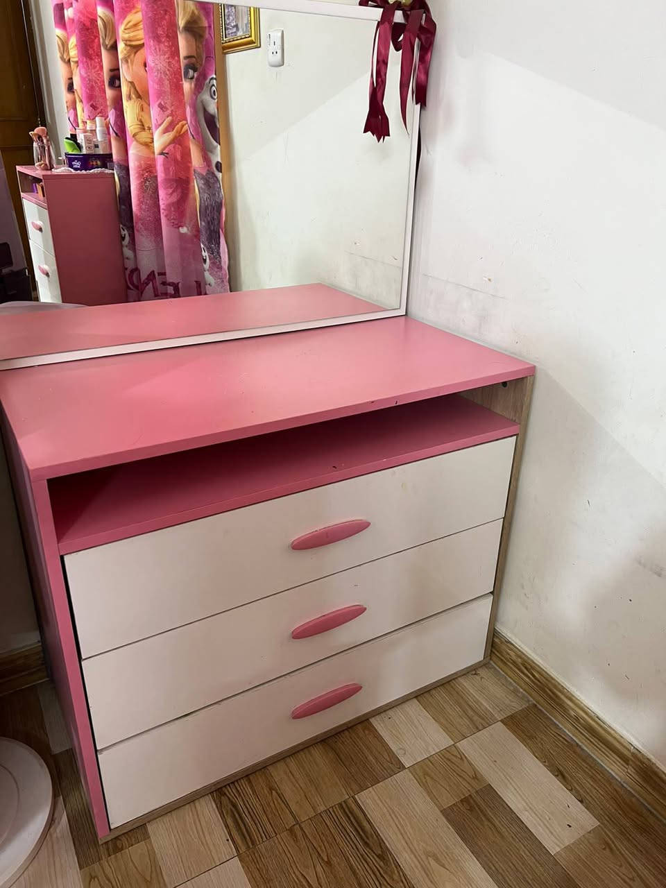 غرفه نوم بناتيه تحوي على ٧قطع جديده السعر:٧٥٠ للاستفسار :***********
