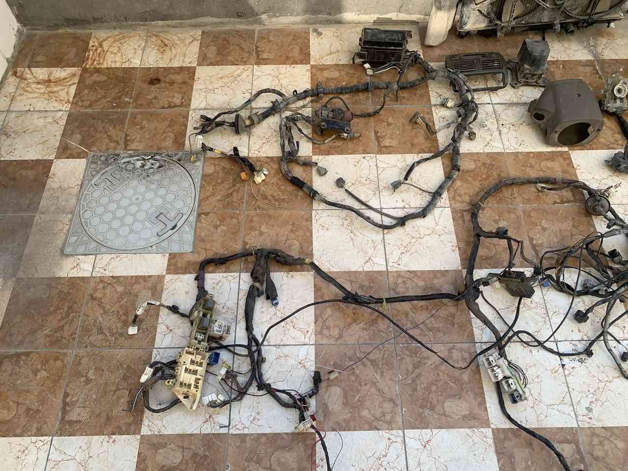 سلام عليكم
غراض كورلا موديل 2000

كله نضيفه وشغاله

مكاني فلوجة 

ابيعه شلع***********

***********
