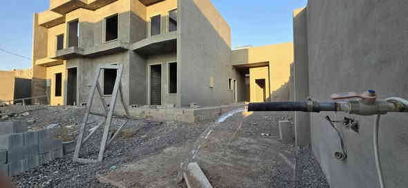 هيكل للبيع المساحه 500متر امأسس ماء وكهرباء ومجاري  ملبوخ من خارج محتاج بس شغل من داخل السعر 50مليون/////*********** العلم طريق الخزيفي
