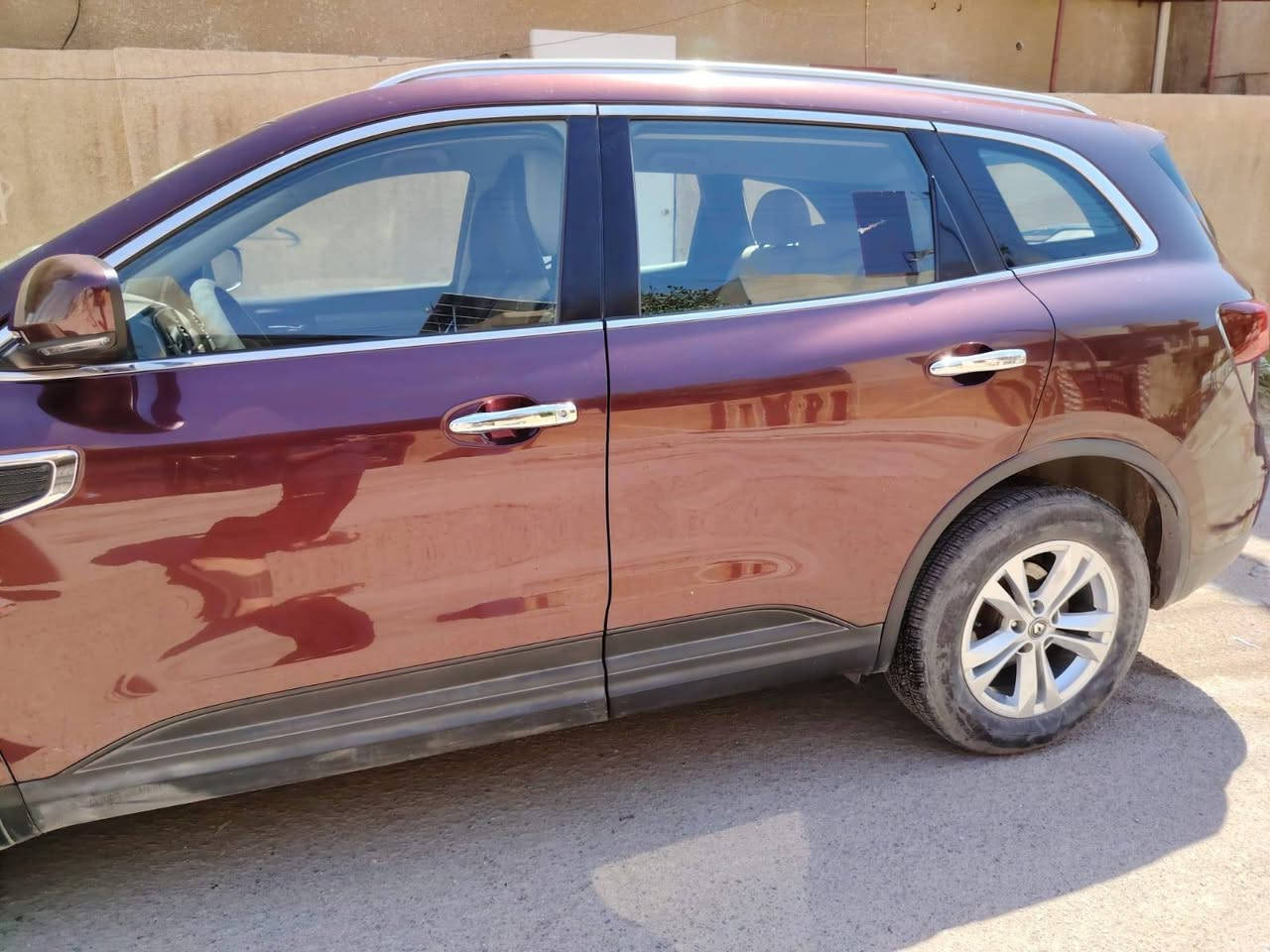 السلام 
سيارة رينو كوليوس موديل 2019 إستلام شركة البلاد شهر 12 عام 2020 گير ومحرك نيسان إنتاج كوريا الجنوبية ووارد كوريا الجنوبية محرك 2500 اللون أحمر غير محدد قريب للماروني 4 سلندر حرة بأسمي تحويل نفس الأسبوع 
للبيع وإذا مراوس فقط 7 راكب وحسب القناعة 
كفالة عامة صبغ تبديل بارد ماشية 72 الف كم قابل للزيادة رقم ألماني بغداد تحويل بعد الأتفاق والسيارة صيانتها بالشركة داخل الضمان محرك وگير  ،  ضمان ال 5 سنوات أنتهى بالخير على اللي تصير من نصيبه 
السعر 155 ورقة بعد التخفيض وبيها مجال بسيط للطيبين لأن كنت عارضها 175 ورقة 
وللمعلومات اكثر التواصل على الرقم *********** ( من الساعة 10 صباحا" الى الساعة الثامنة مساء" ) وبعد هذا الوقت بأمكانكم المراسلة على الماسنجر لطفا" 

💥مواصفات السيارة 💥
✨ المحرك 4 سلندر  2.5L نيسان ياباني
✨ ناقل حركة أوتوماتيك وعادي 
✨ دفع AWD
🔑 مفتاح التشغيل سويچ عدد ( 2 ) 
✨حساسات 360 درجة
✨مصابيح امامية LED 
✨️ مصابيح خلفية LED 
🛞 ويل كب 
✨️ اشارة في المرايا الجانبية 
✨️ المرايا قابلة للطي تلقائياً
✨عدد AIR BAG 8
✨ هاند بريك ميكانيكي بالقدم
✨ مكابح ABS 
✨ شاشة أعطال 
✨ تحكم مقود
✨️منفذ طاقة 
✨ تتسع المقصورة لـ 5 ركاب
✨مقاعد جلد و مخمل 
✨ اضاءة led داخل العدادات 5 الوان
✨ تثبيت مقعد الأطفال ISOFIX 
✨  تبريد مناخين للسائق و الراكب مع تبريد خلفي
✨ نظام مانع الانزلاق 
✨حاملات اكواب 
✨صندوق يدوي 
✨ قمارة حديد 
✨اريل نفيگيشن
✨المرأة الوسطية بخاصية تعتيم بغداد, العراق
