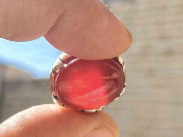 عقيق يماني انسي احمر ياقوتي  خام ملكي طبيعي غير معالج صياغه يدويه  السعر 60  الف للطلب ***********
