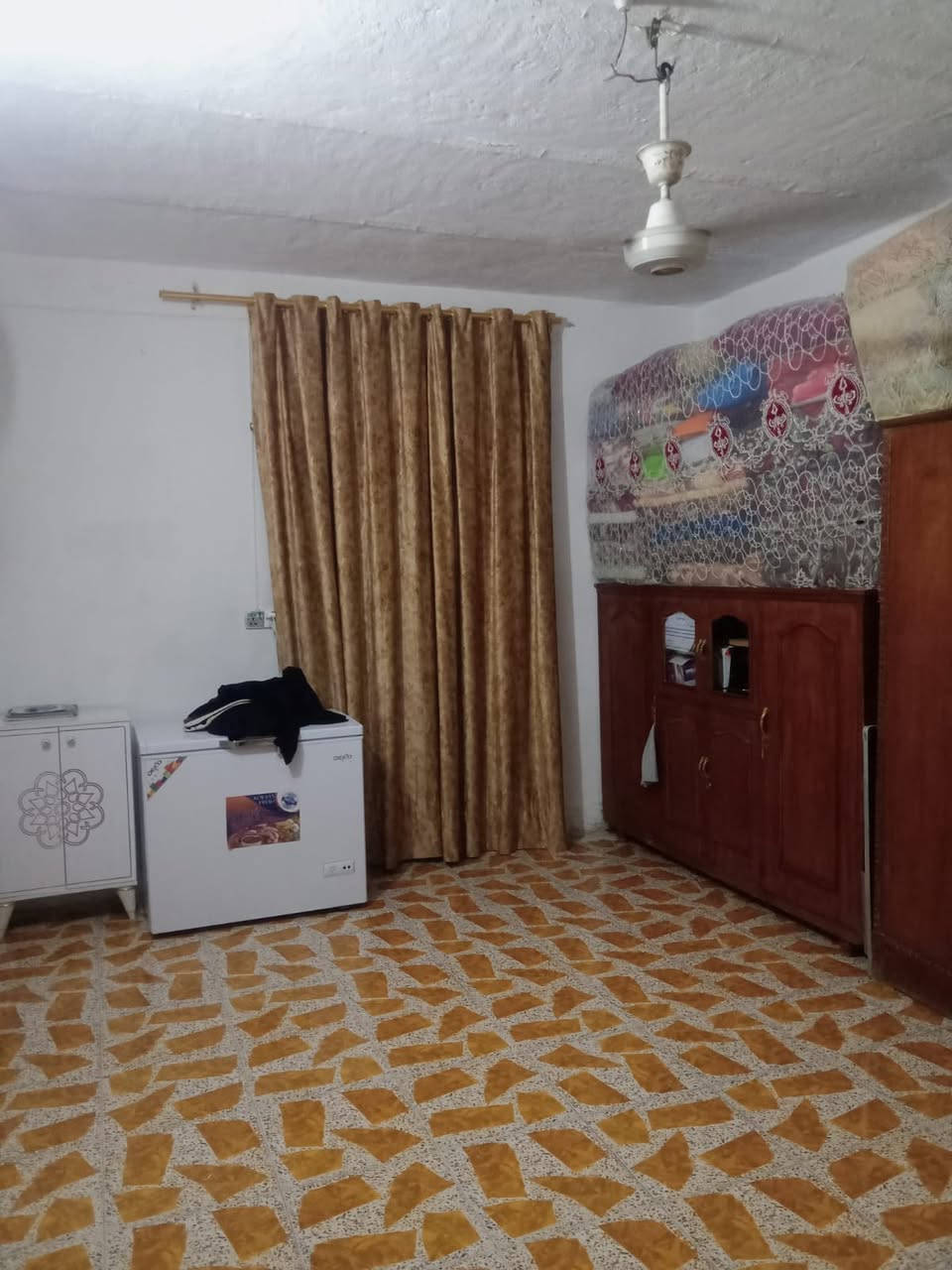 بيت للبيع  مساحة 150 منطقة ابو رمانه خلف مجمع النور الطبي (استقبال  - ساحة  -صالة- مطبخ- حمامات- مخزن خلفي -غرفة )
ا
(لطابق الثاني -غرفة-مدخل) 
السعر 75 وبيه مجال 
مستعجل على بيعته
