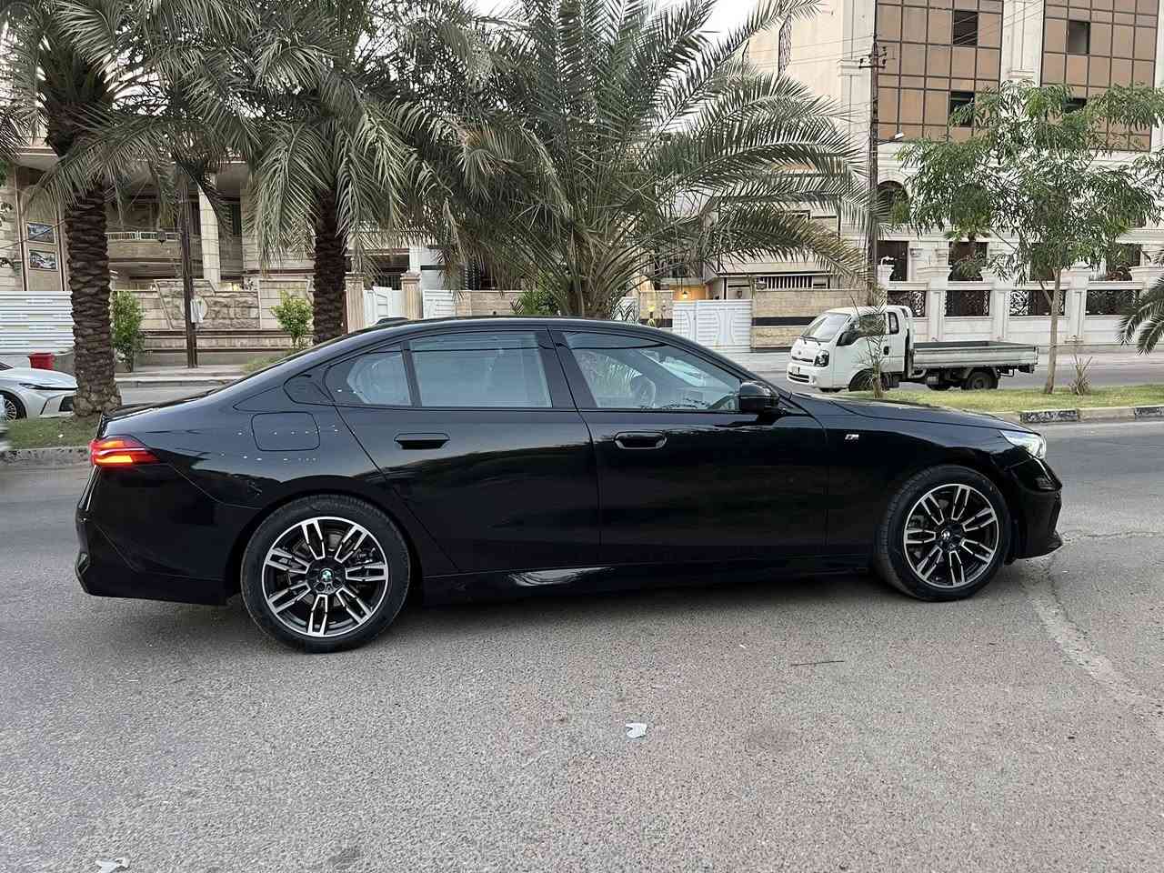 السلام عليكم 
للبيع فقط BMW خليجي  2024  
وكاله العروش M.Kit
ماشيه ١٠ الاف كيلو بحاله الزيرو 
كفاله عامه 
فول مواصفات 
بانوراما 🏆
داخل جلد احمر 🏆
داتا شو 🏆
اناره LED محيطيه 🏆
بردات خلفيه وجانبيه 🏆
شباك لد اصلي 🏆
مواصفات معروفه فول 
مكانها بغداد فندق بابل 
للاستفسار الاتصال 
***********
